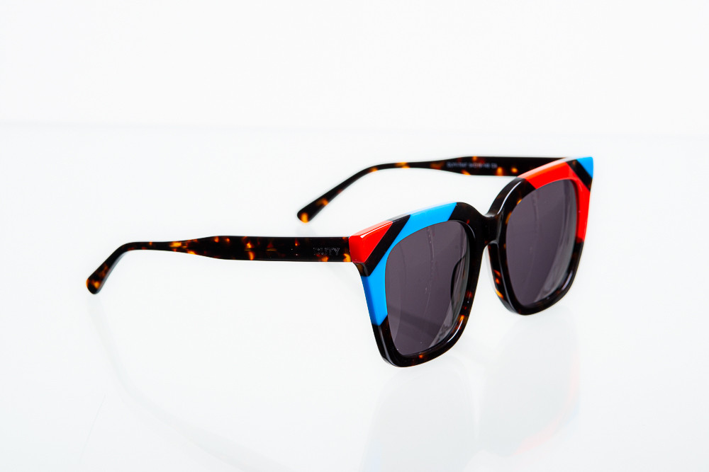 ÓCULOS DE SOL FEMININO GATINHO SARA PRESOTO | DEMI COM DETALHE FRONTAL VERMELHO E AZUL 