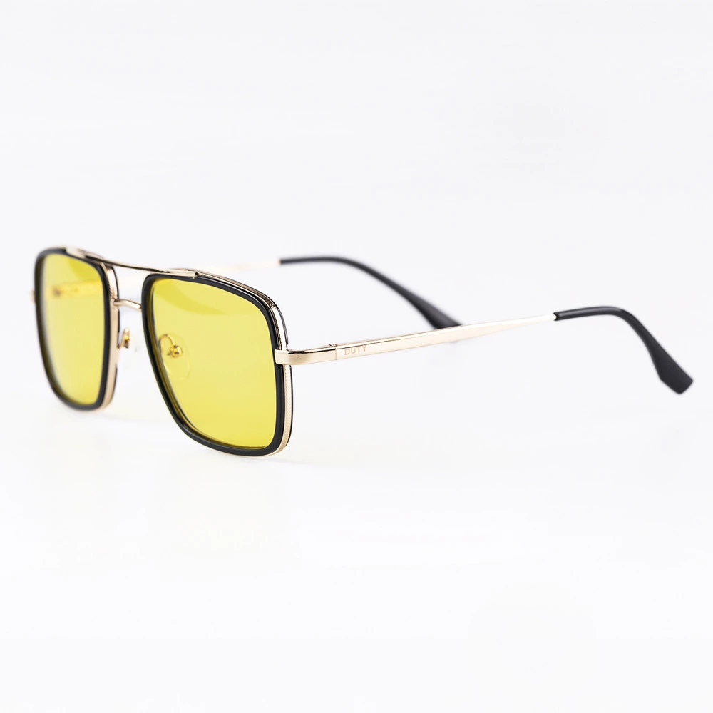 ÓCULOS DE SOL QUADRADO VILELA | DOURADO COM DETALHE FRONTAL EM ACETATO PRETO 